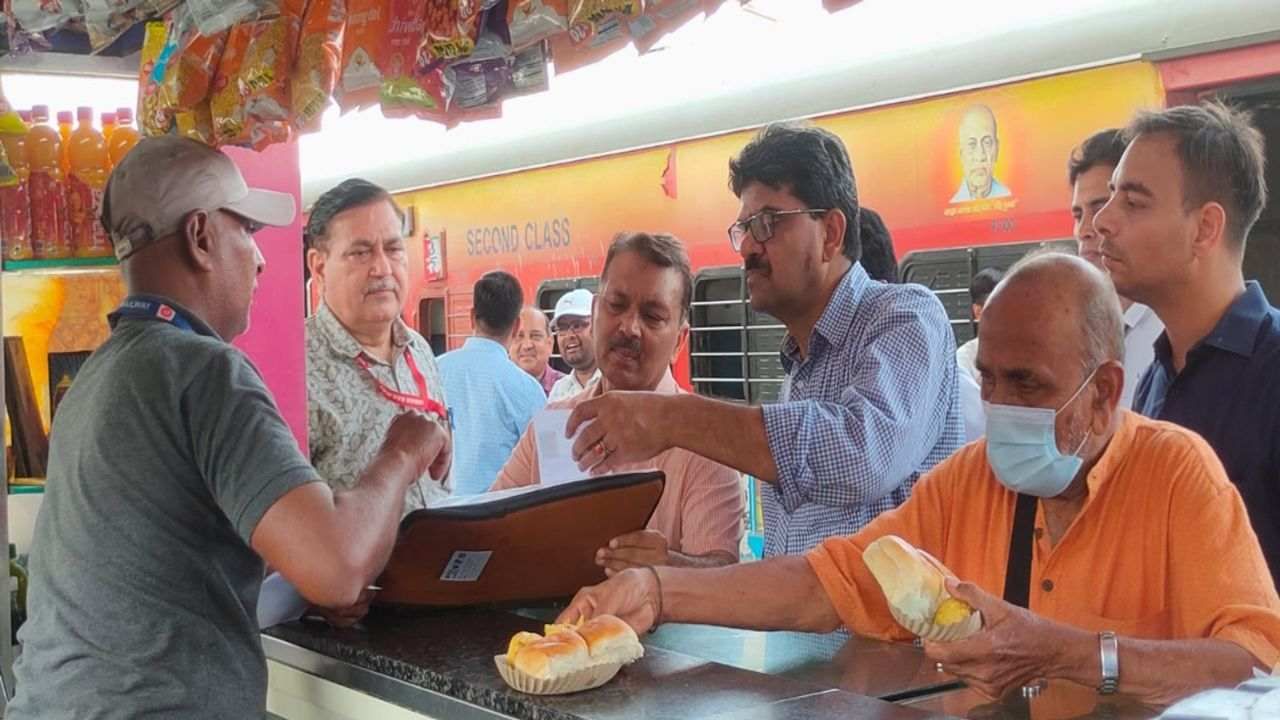 Ahmedabad :  DRM એ રેલ્વે સ્ટેશન પર મુસાફરોની સુવિધાઓનું નિરીક્ષણ કર્યું, જરૂરી સૂચનો આપ્યા