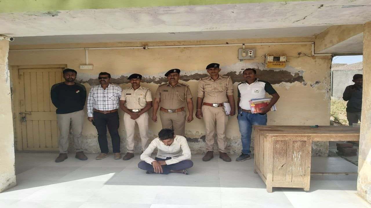 Amreli : રાજુલામાં સિંહની પજવણી કરનાર શખ્સની વન વિભાગે ધરપકડ કરી Amreli : રાજુલામાં સિંહની પજવણી કરનાર શખ્સની વન વિભાગે ધરપકડ કરી