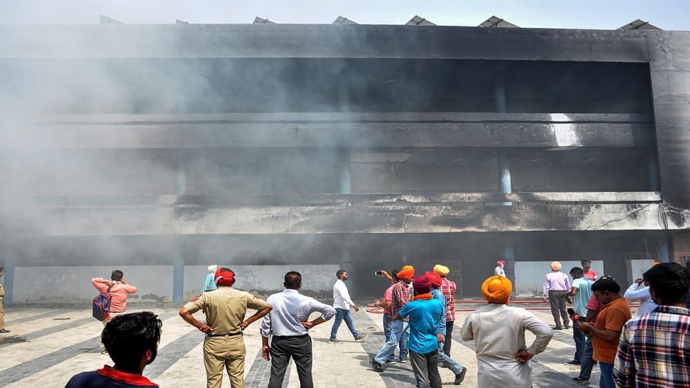 Punjab: અમૃતસરની ગુરુ નાનક હોસ્પિટલમાં ભીષણ આગ લાગી, વોર્ડમાં દાખલ દર્દીઓને બારીઓ તોડીને બહાર કાઢવામાં આવ્યા