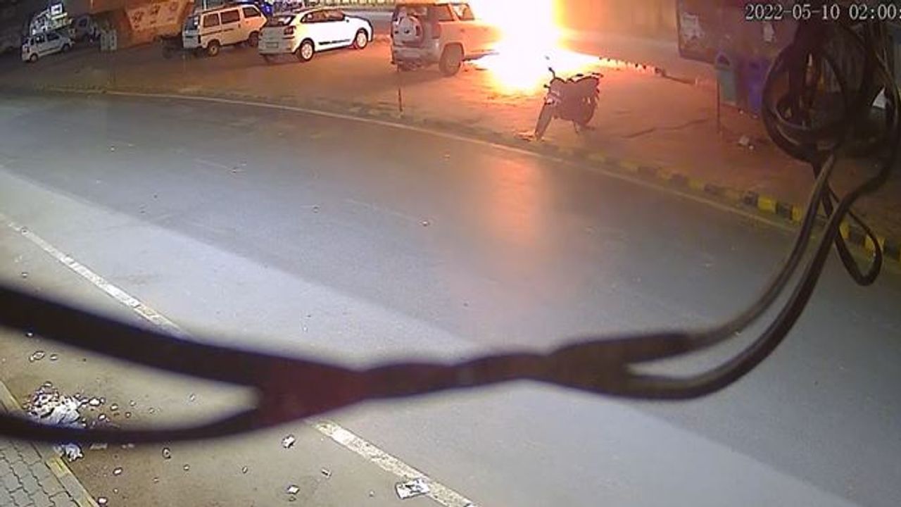 Ahmedabad: બાપુનગરમાં અસામાજીક તત્વોનો આતંક, પાર્ક કરેલી કારમાં આગ ચાંપી, જુઓ CCTV
