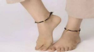 Jyotish Upay: આ લોકોએ ભૂલથી પણ હાથ કે પગમાં કાળો દોરો ન પહેરવો જોઈએ