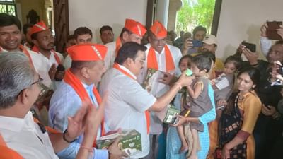 રાજકોટ જિલ્લામાં BJPએ 3300 કુપોષિત બાળકોને લીધા દત્તક, પાટીલે બાળકને દૂધ પીવડાવીને કાર્યક્રમ લોન્ચ કર્યો