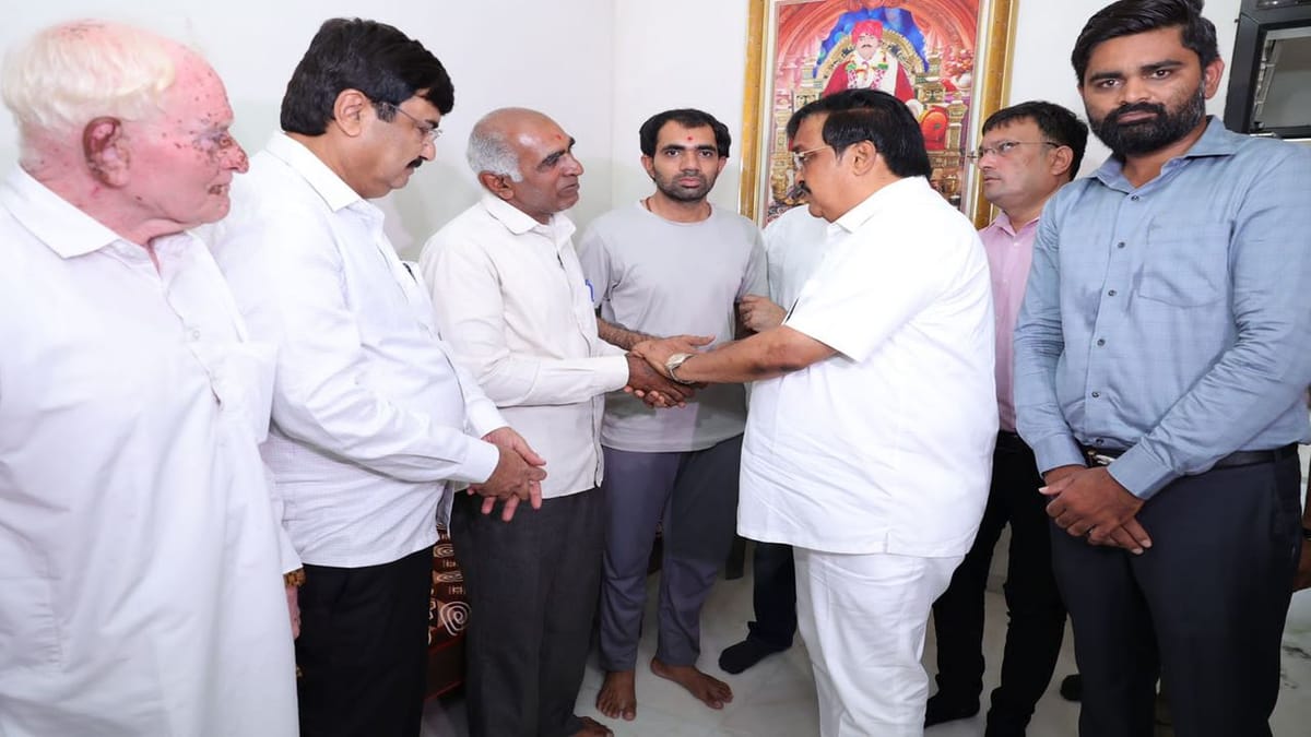 Surat : તક્ષશીલા દુર્ઘટનામાં 15 બાળકોના જીવ બચાવનાર 'રિયલ હિરો'ની હાલત દયનીય, સી.આર.પાટીલ દ્વારા પાંચ લાખની જાહેરાત