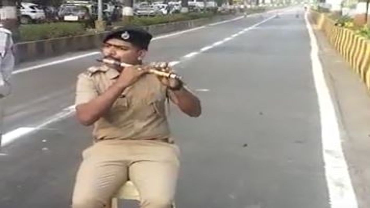 Amazing Video: રસ્તા વચ્ચે પોલીસકર્મીએ દેખાડી પોતાની આવડત, રેલાવ્યા સંગીતના સૂર