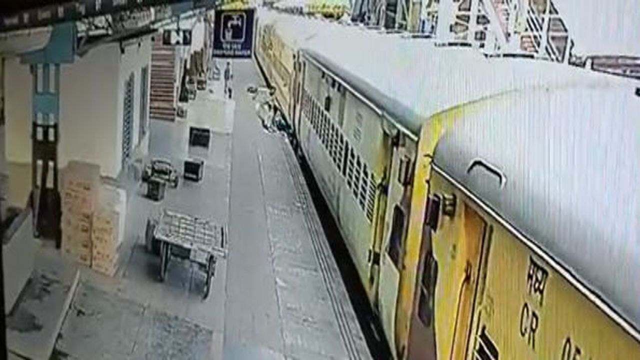 Shocking Video: ખોટી ટ્રેનમાં ચડી ગઈ મહિલા, ઝડપથી ઉતરવાના ચક્કરમાં પહેલા બાળકોને ફેંક્યા અને પછી પોતે કુદી, જુઓ લાઈવ VIDEO
