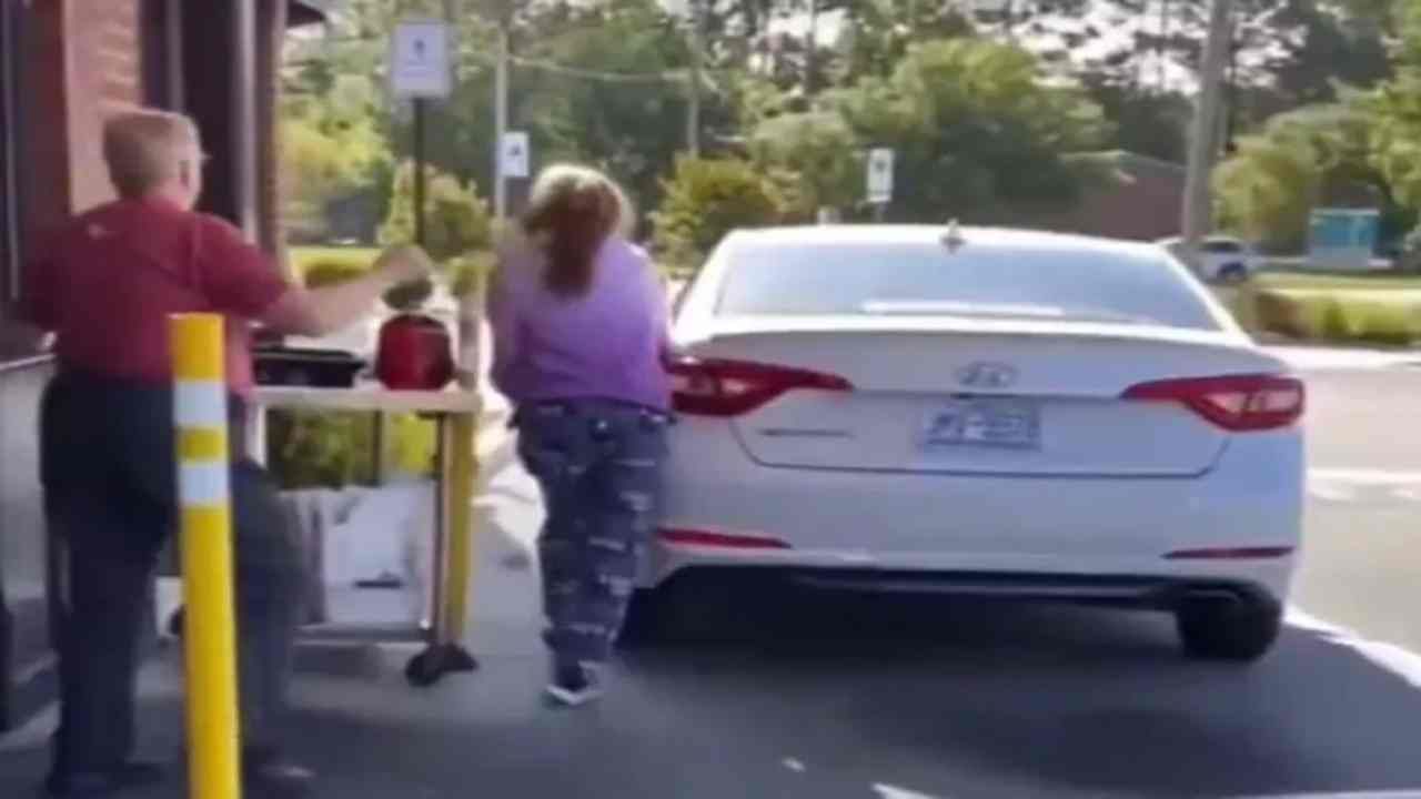 Funny Video | Woman got down from the car without braking while fight Video  Goes Viral On Social Media | PiPa News