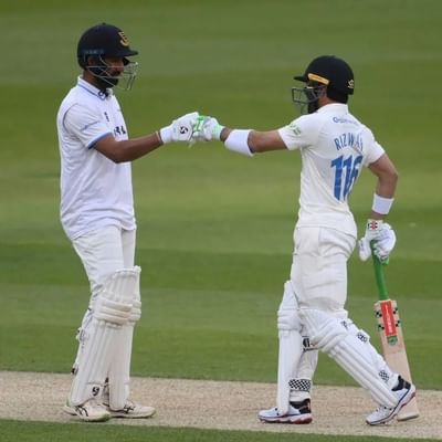 ભારતે 2018માં ઓસ્ટ્રેલિયાને તેના જ ઘરઆંગણે ટેસ્ટ શ્રેણીમાં હરાવીને ઈતિહાસ રચ્યો હતો. આ જીતનો એક મહાન હીરો (Cheteshwar Pujara) હતો. ભારતે 2021માં ફરી આવું જ કર્યું અને પૂજારાએ અહીં પણ સારું પ્રદર્શન કર્યું, પરંતુ ત્યારથી આ જમણા હાથના બેટ્સમેને તેનું ફોર્મ ગુમાવ્યું અને પરિણામ એ આવ્યું કે તેને ભારતીય ટેસ્ટ ટીમમાંથી બહાર કરી દેવામાં આવ્યો. પરંતુ હવે પુજારા ટીમ ઈન્ડિયામાં વાપસીનો દાવો સતત મજબૂત કરી રહ્યો છે. હાલમાં તે કાઉન્ટી ચેમ્પિયનશિપમાં રમી રહ્યો છે જ્યાં તેના દ્વારા રનનો વરસાદ થઈ રહ્યો છે. પુજારા ઈંગ્લેન્ડની ધરતી પર જોરદાર વરસાદ વરસાવી રહ્યો છે અને બોલરોને પરેશાન કરી રહ્યો છે. આ પ્રદર્શનના આધારે તે નંબર-2 બની ગયો છે. કેવી રીતે? તમને જણાવશે.