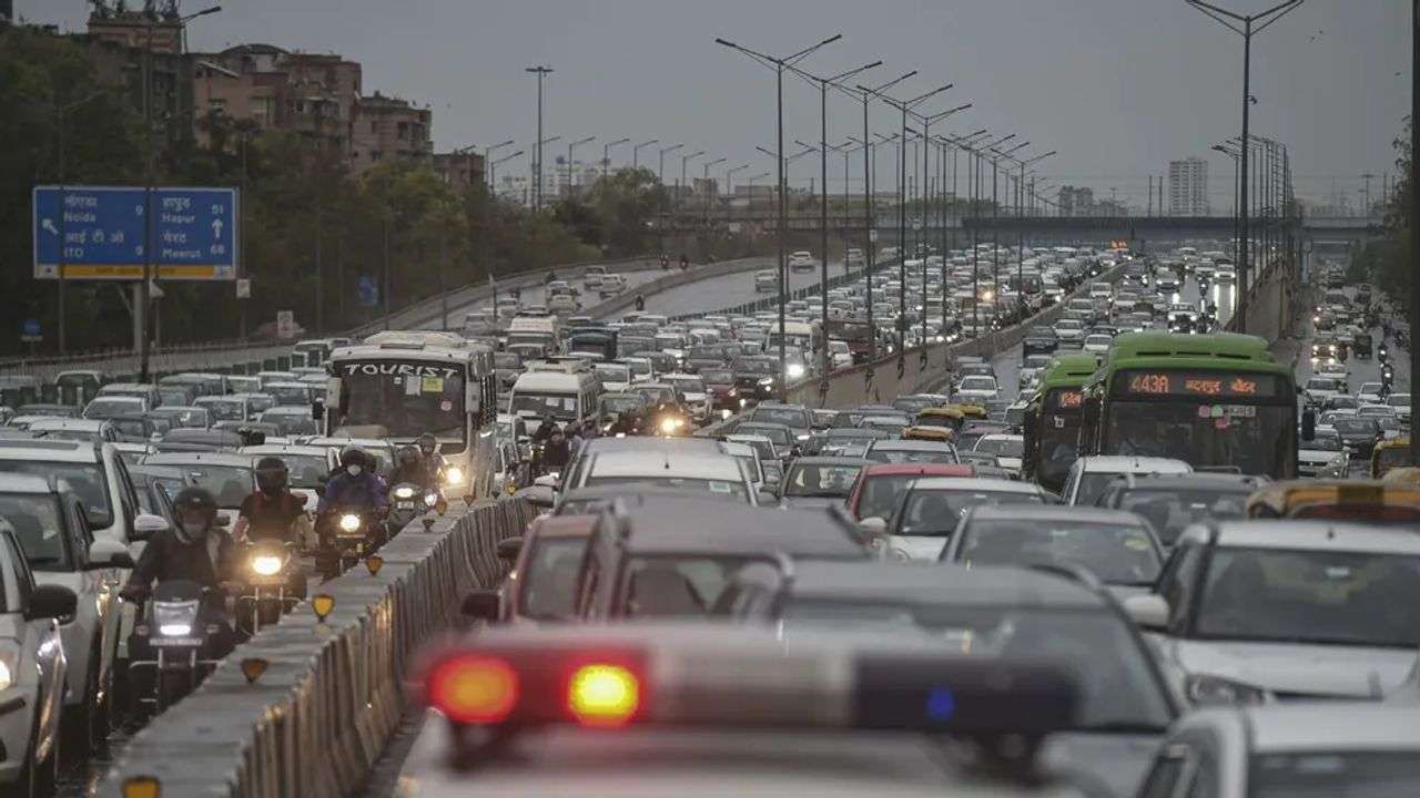 Delhi Heavy Rain : દિલ્હીમાં ભારે વરસાદના કારણે 10થી વધુ ફ્લાઇટ્સ ડાયવર્ટ કરાઈ, મુસાફરો પરેશાન પણ જનતા ખુશ