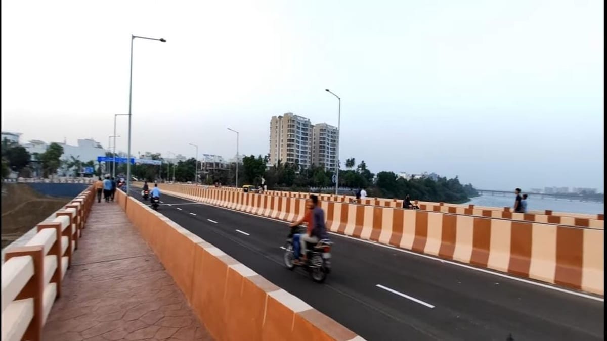Surat : મોટા વરાછાનો આ પુલ બની રહ્યો છે Suicide Point, પુલ પર ગ્રીલ ફીટ કરવા માગ