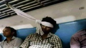 Viral Photo: શખ્સે ટ્રેનમાં સુવા માટે લગાવ્યો ગજબનો દેસી જુગાડ, તસવીર જોઈ લોકો થયા દંગ