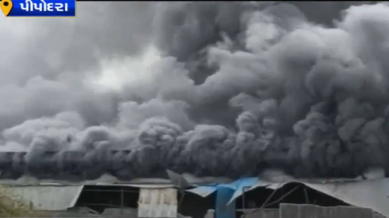 Surat: પીપોદરા GIDCની એક કંપનીમાં ભીષણ આગ, 4 કિલોમીટર દૂર સુધી આગના ઘુમાડા દેખાયા