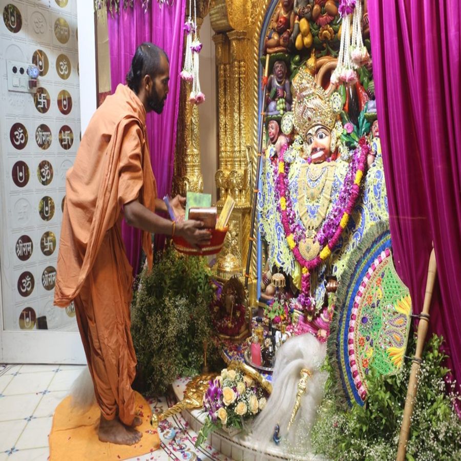 સ્વામિનારાયણ મંદિર વડતાલધામ સંચાલિત સાળંગપુરધામ કષ્ટભંજનદેવ હનુમાનજી મહારાજને પૂનમ નિમિતે તા.16-5-2022ને સોમવારના રોજ સ્વામી હરિપ્રકાશદાસજી(અથાણાવાળા)ની પ્રેરણાથી તેમજ કોઠારી વિવેકસાગરદાસ સ્વામીના માર્ગદર્શન હેઠળ કષ્ટભંજનદેવ દાદાને દિવ્ય વાઘા ધરાવી સિંહાસનને ફુલો વડે દિવ્ય શણગાર કરવામાં આવ્યો હતો.