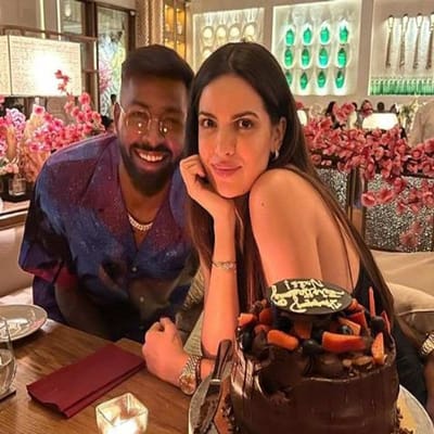 નતાસા સ્ટાનકોવિક: ગુજરાત ટાઇટન્સના કેપ્ટન હાર્દિક પંડ્યાની પત્ની નતાસા સ્ટાનકોવિક સર્બિયાની એક મોડેલ, એક્ટર અને ડાન્સર છે. આ દંપતીને એક પુત્ર અગસ્ત્ય છે.