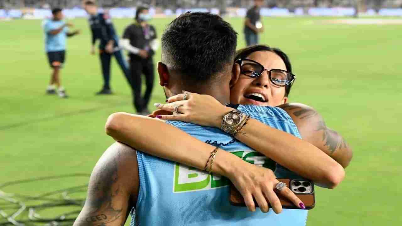 Video: IPL ફાઈનલ જીત્યા બાદ દોડીને નતાશા પતિને ગળે વળગી, હાર્દિકે ભાવુક પત્નીને જોરથી આપી ઝપ્પી