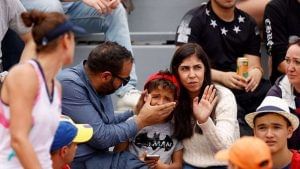 French Open 2022: રોમાનીયાની મહિલા ટેનિસ ખેલાડીએ બાળકના ચહેરા પર માર્યુ રેકેટ! બાદમાં માગી માફી, જુઓ VIDEO