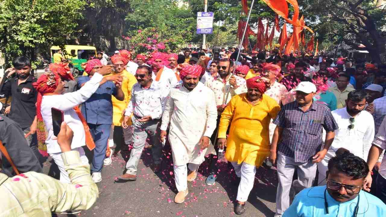 Jamnagar : પોથીયાત્રાનો સમગ્ર માર્ગ ગુલાબની પાંદડી તેમજ રંગોળીથી સજાયો