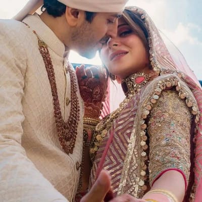 કનિકા કપૂરે શનિવારે સોશિયલ મીડિયા પર બિઝનેસમેન ગૌતમ સાથેના લગ્નની પહેલી તસવીરો શેયર કરી હતી. ઇન્સ્ટાગ્રામ પર શ્રેણીબદ્ધ ચિત્રો પોસ્ટ કર્યા જેમાં દંપતી ચુંબન કરતા, ચીડવતા અને એકબીજાના હાથ પકડતા જોવા મળે છે. બંનેએ શુક્રવારે લંડનમાં તેમના પરિવાર અને નજીકના મિત્રોની હાજરીમાં લગ્ન કર્યા.