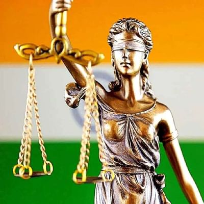 Lady Justice Statue: દેશ ચલાવવા માટે બંધારણ બનાવવામાં આવ્યું છે. તેવી જ રીતે શાંતિ અને ન્યાય માટે કાયદો છે. તમે નાનપણથી જ તેના વિશે સાંભળ્યું હશે. જ્યારે પોલીસ ચોરી, લૂંટ, હુમલો, રેપ, હત્યા વગેરે જેવા તમામ ગુનાઓમાં આરોપીની ધરપકડ કરે છે, ત્યારે કાયદાની સમાન કલમો હેઠળ કેસ નોંધે છે અને પછી અદાલતોમાં કાયદા હેઠળ જ સજા આપવામાં આવે છે. કોર્ટમાં તમે આંખે પાટા બાંધેલી મહિલાની પ્રતિમા જોઈ હશે! એવું પણ કહેવાય છે કે કાયદો આંધળો છે! આ મહિલાના એક હાથમાં ત્રાજવા અને બીજા હાથમાં તલવાર છે. શું તમે આ બધા વિશે જાણો છો?
