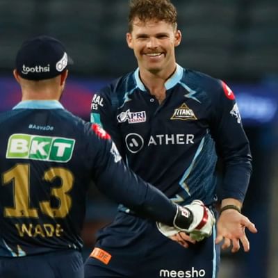 IPL 2022 ની ફાઈનલ મેચમાં લોકી ફર્ગ્યુસને ઈતિહાસ રચ્યો હતો. ગુજરાત ટાઇટન્સના આ ફાસ્ટ બોલરે રાજસ્થાન રોયલ્સ સામે IPL ઈતિહાસનો સૌથી ઝડપી બોલ ફેંક્યો હતો. લોકી ફર્ગ્યુસને રાજસ્થાનની ઇનિંગ્સની પાંચમી ઓવરમાં 157.3 કિમી પ્રતિ કલાકની ઝડપે બોલ ફેંકીને તમામ બોલરોને પાછળ છોડી દીધા હતા.