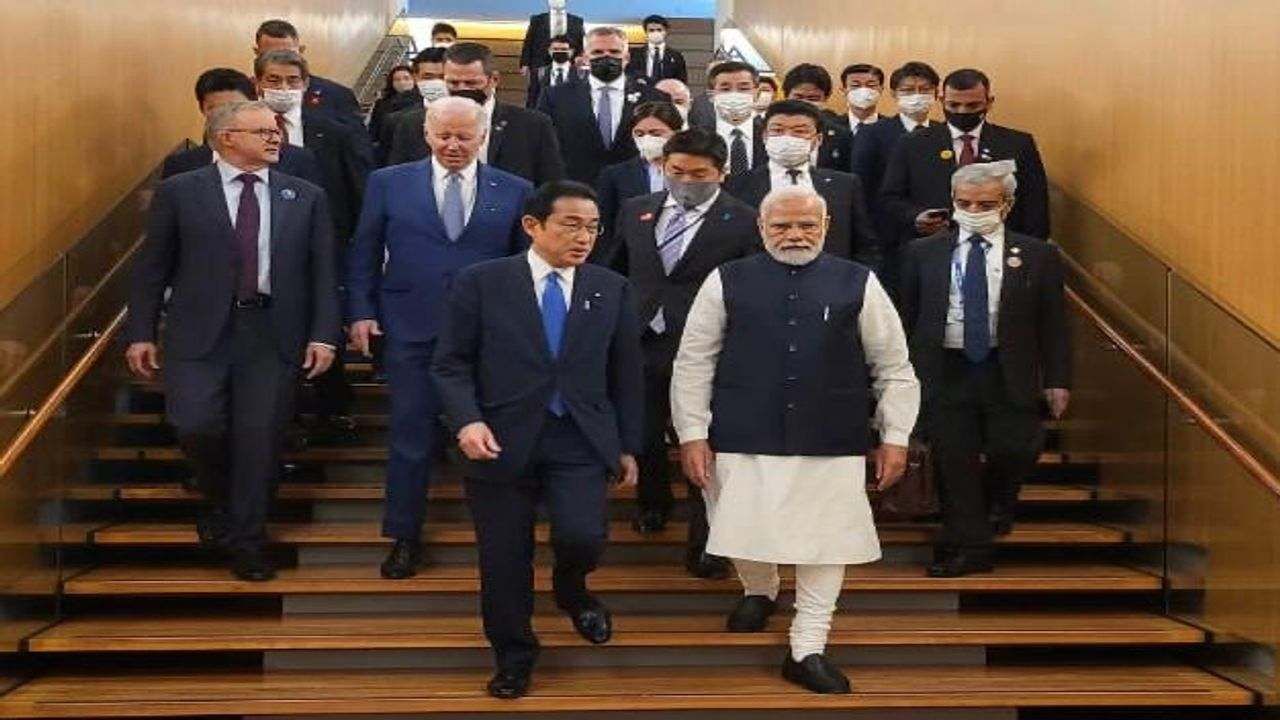 PM Modi in Quad: ખરો નેતા એ છે કે જે રસ્તો જાણે છે, એ માર્ગે જાય છે અને અન્યોને રસ્તો બતાવે છે, વિશ્વના નેતા પાછળ અને વડાપ્રધાન મોદી આગળ ચાલતા હોવાનો Photo Viral