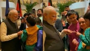 Berlin: સ્વાગત માટે ઉભા હતા ભારતીયો, PM મોદી સમય કાઢીને નાના બાળકની સાથે રમવા લાગ્યા, જુઓ વીડિયો