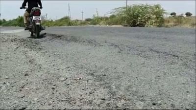 Botad: બરવાળા ગામથી કાપડીયાળી ઢાઢોદરનો રોડ એવા કે છકડામાં બેસો પણ લાગે ઉંટ પર બેઠા બરાબર, લોકોએ રોડ સરખા ન થાય તો મતદાન બહિષ્કારની ચીમકી આપી