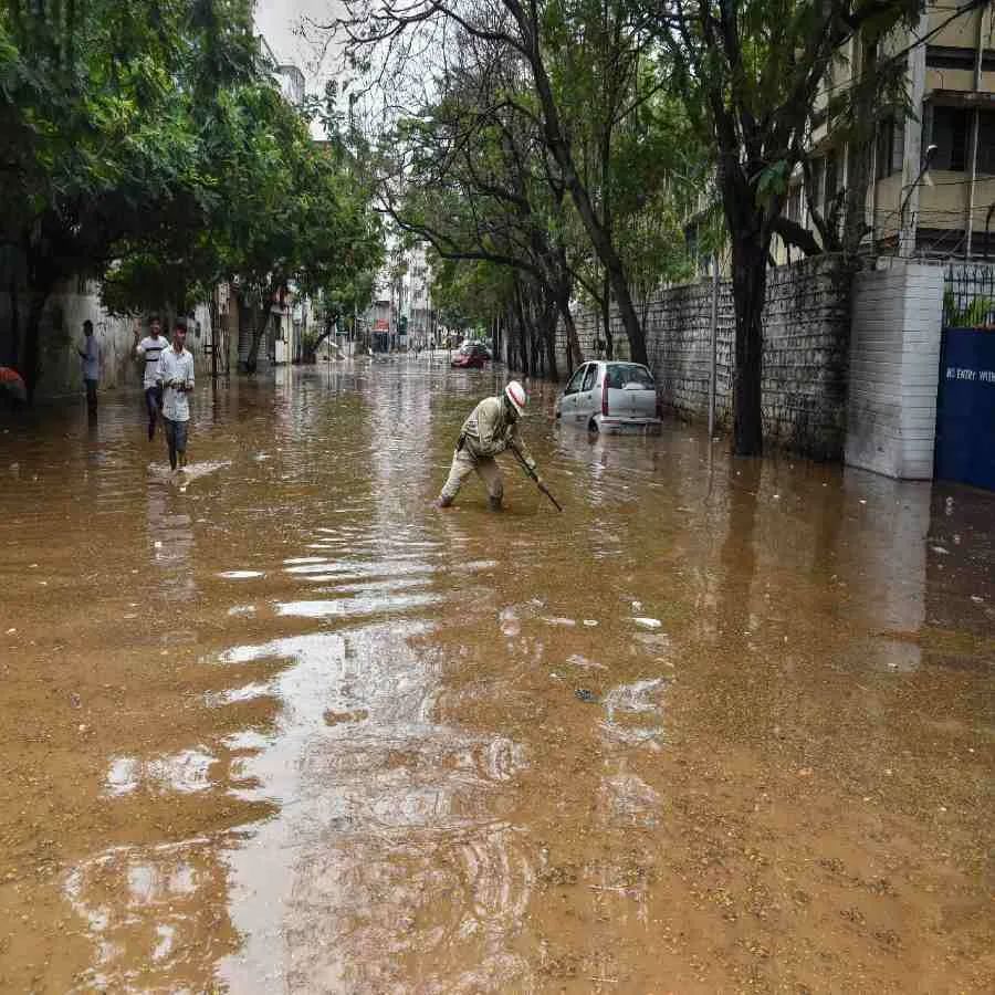 હૈદરાબાદમાં બુધવારે ભારે વરસાદને કારણે પાણી ભરાયેલા રસ્તાઓ સાફ કરવામાં ટ્રાફિક પોલીસે મદદ કરી હતી. વરસાદના કારણે લોકોને કાળઝાળ ગરમીમાંથી ઘણી રાહત મળી છે.