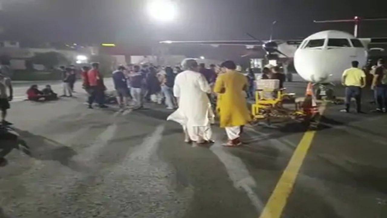 Rajkot : સ્પાઈસ જેટની રાજકોટ-દિલ્લીની ફ્લાઈટ રનવે પર અટવાઈ, 100 થી વધુ પેસેન્જરો રઝળ્યા, જુઓ વીડિયો