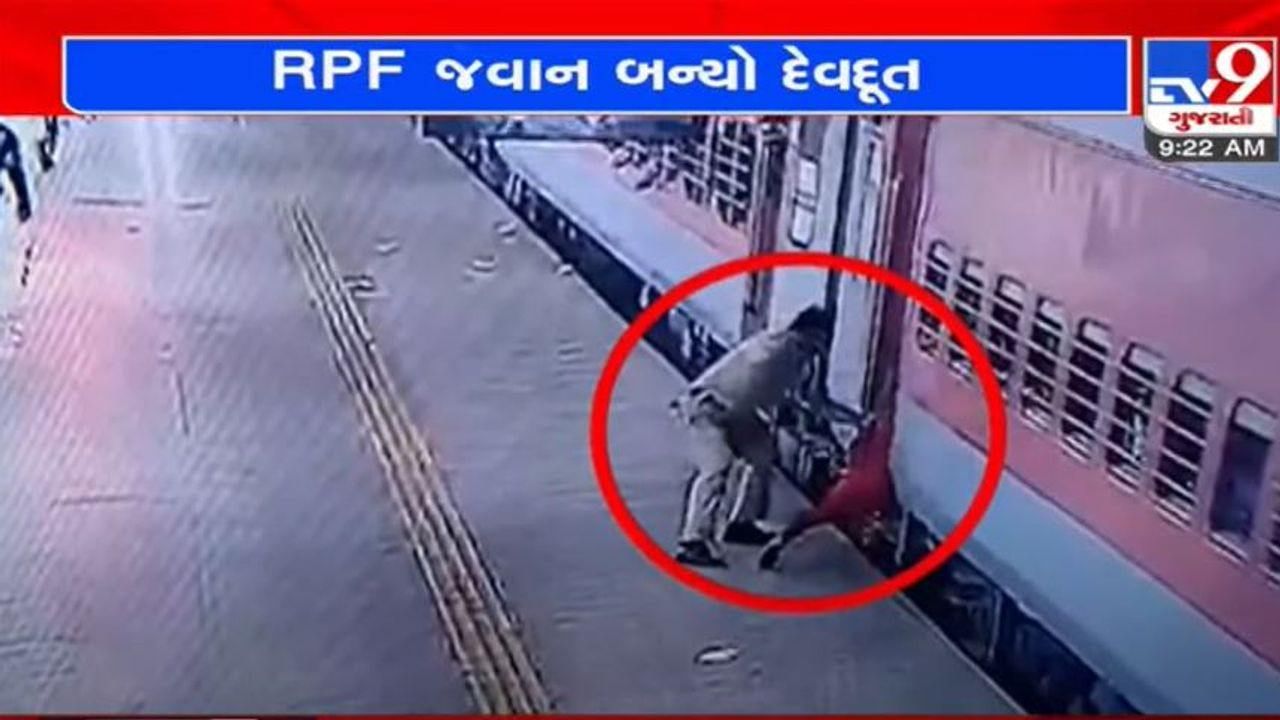 રામ રાખે તેને કોણ ચાખે’ CRPFના જવાનની સમયસૂકતાએ બચાવી ટ્રેનમાંથી લપસતી કિશોરીને
