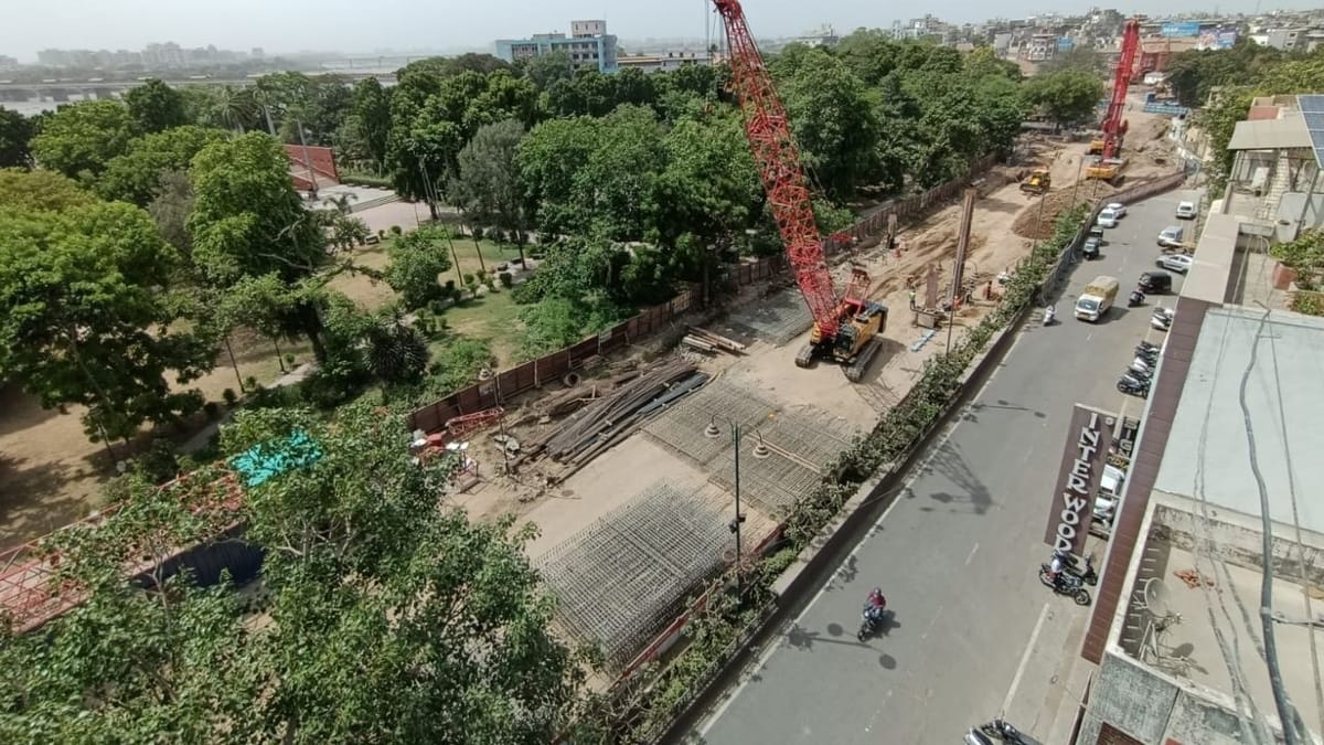 Surat: તંત્ર દ્વારા આખો કોટ વિસ્તાર ખોદી નંખાતાં સુરતીઓને ભારે હાલાકી, કોર્પોરેશન રોડ પર જ કાચબા ગતિથી કામ ચાલતા રહીશો મુશ્કેલીમાં