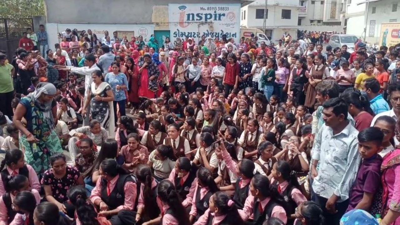 Surat : રાંદેરની લોકમાન્ય શાળાના પ્રિન્સિપાલનું રાજીનામુ લેવાતા વિદ્યાર્થીઓનો હલ્લાબોલ, 12મીએ આવશે નિવેડો