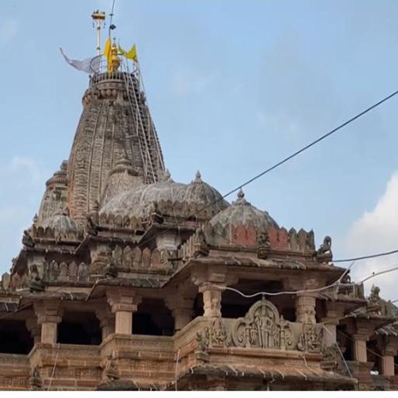 અરવલ્લી (Aravalli) જિલ્લામાં શામળાજી (Shamlaji Tample) માં આવેલ ભગવાન વિષ્ણુનુ મંદિર ખૂબ જ પ્રસિદ્ધ છે. અહી મોટી સંખ્યામાં ભક્તો દર્શનાર્થે આવે છે. આદીવાસી સમાજને શામળીયા ભગવાન પર ખૂબ જ શ્રદ્ધા છે. પૌરાણિક મંદિરનો વિકાસ પણ રાજ્ય સરકાર દ્વારા પ્રવાસ સ્થળને લઈ કરવામાં આવ્યો છે. મંદિરમાં પણ ટ્ર્સ્ટ દ્વારા ભગવાનનો રુઆબ વધુને વધુ સુંદર લાગે એ માટેના પ્રયાસો કરવામાં આવે છે. મંદિરના ગર્ભગૃહના દરવાજાઓને સોનાથી મઢવામાં આવ્યા છે.