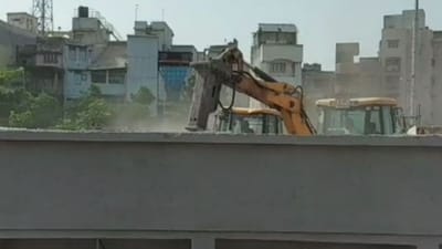 Surat : ગોપી તળાવ વિસ્તારમાં કોર્પોરેશને મદરેસાનું ડીમોલેશન શરૂ કર્યું, ચુસ્ત પોલીસ બંદોબસ્ત ગોઠવાયો