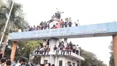Surat : SVNITના વિદ્યાર્થીઓની જીવના જોખમી ઉજવણી, વિદ્યાર્થીઓ 20 ફૂટ ઉંચા ગેટ પર ચઢીને કરી ઉજવણી, જાણો સમગ્ર મામલો