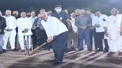 Surat : 20-20 માટે મુખ્યપ્રધાન ભૂપેન્દ્ર પટેલ ઉતર્યા મેદાનમા, જુઓ કેવી કરી ફટકાબાજી