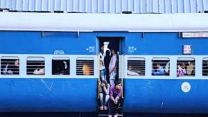 Indian Railway: ટ્રેનમાં દરવાજા પાસેની બારી બાકીની બારીઓથી કેમ અલગ હોય છે? આ છે સાચુ કારણ