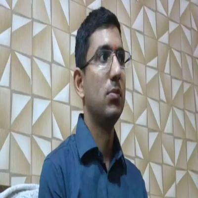 જો વ્યક્તિ હિંમત ન હારે તો તે છેલ્લી ઘડીમાં પણ મોટી સફળતા મેળવી શકે છે. ગ્વાલિયરના આયુષ ભદૌરિયાએ (Ayush Bhadhauria) આ વાત સાબિત કરી. આયુષે UPSC (UPSC Final Result 2021)માં પાંચમા પ્રયાસમાં દેશમાં 253મો રેન્ક મેળવ્યો છે. ખાસ વાત એ છે કે આયુષે આ સફળતા કોઈપણ કોચિંગ વિના પ્રાપ્ત કરી છે.