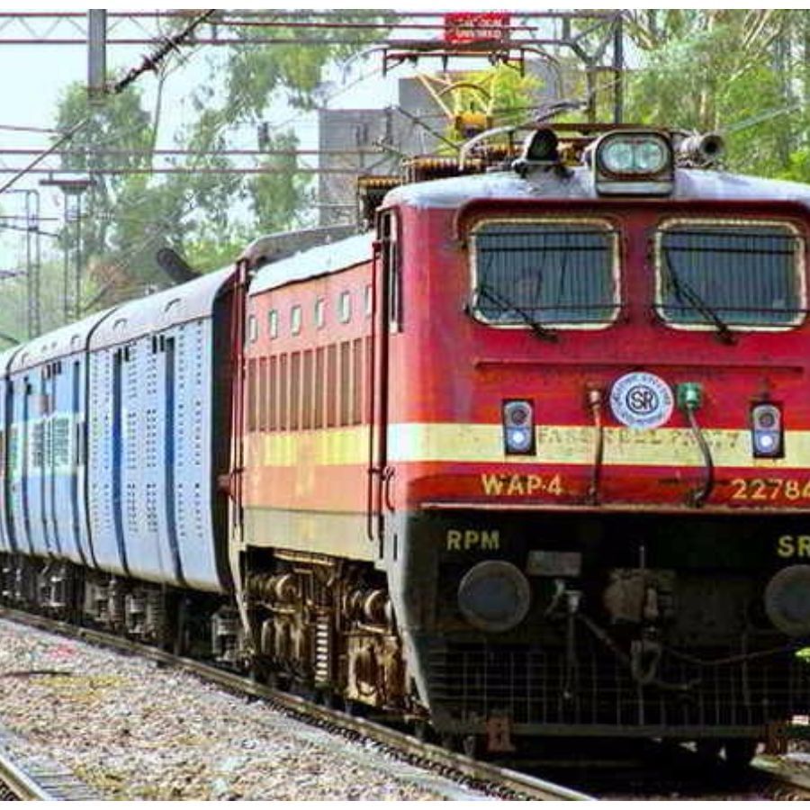 નવયુગ એક્સપ્રેસ (મેંગલોર સેન્ટ્રલ થી જમ્મુ તવી) - નવયુગ એક્સપ્રેસ મેંગલોર સેન્ટ્રલથી જમ્મુ તાવી સુધી તેના ગંતવ્ય સ્થાને પહોંચવામાં 4 દિવસ લે છે. આ દિવસો દરમિયાન, ટ્રેન 59 સ્ટેશનો પર ઉભી રહે છે અને 3,685 કિમીનું અંતર કાપે છે. નવયુગ અથવા ન્યૂ-એરા એક્સપ્રેસ એ એક સાપ્તાહિક ટ્રેન છે જે ભારતના 15 રાજ્યોમાંથી પસાર થાય છે.