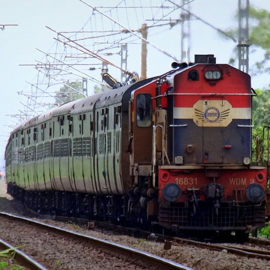 અમૃતસર કોચુવેલી એક્સપ્રેસ- (અમૃતસર થી કોચુવેલી તિરુવનંતપુરમ) , દર રવિવારે ઉપલબ્ધ સાપ્તાહિક ટ્રેન, સાત રાજ્યોમાંથી પસાર થાય છે જે 3597 કિલોમીટરનું અંતર કાપવા માટે લગભગ 57 કલાક લે છે. ટ્રેન રૂટ પર માત્ર 25 સ્ટેશનો પર જ ઉભી રહે છે.