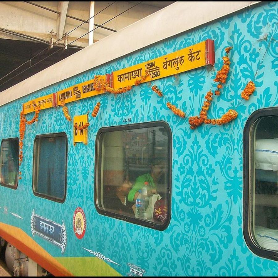 હમસફર એક્સપ્રેસ (અગરતલાથી બેંગલુરુ કેન્ટોનમેન્ટ) - આ સૂચિમાં ઉલ્લેખિત બીજી ટ્રેન હમસફર એક્સપ્રેસ છે જે અગરતલા અને બેંગ્લોર છાવણી વચ્ચે દોડે છે. આ ટ્રેન 64 કલાક અને 15 મિનિટમાં 3570 કિમીનું અંતર કાપે છે. વચ્ચે તે માત્ર 28 સ્ટેશનો પર અટકે છે. હમસફર એક્સપ્રેસ અઠવાડિયામાં બે વાર દર મંગળવાર અને શનિવારે અગરતલાથી બેંગ્લોર છાવણી સુધી ચાલે છે.