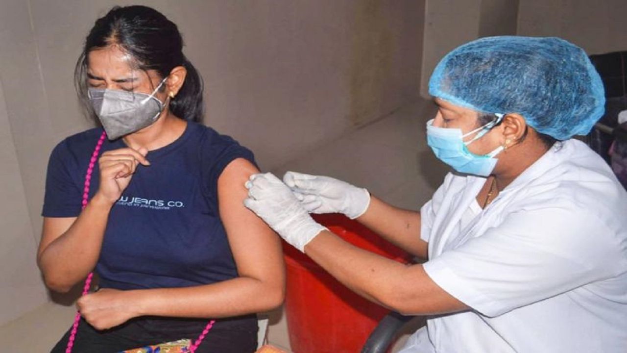 Vaccination In India: ભારતના 88 ટકા વ્યસ્કોએ લીધા કોરોના વેક્સિનના બંને ડોઝ, સ્વાસ્થ્ય મંત્રીએ પાઠવી શુભેચ્છા
