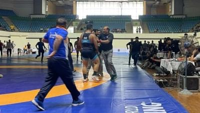 રેસલર સતેંદર મલિકનુ મગજ ફટક્યુ! 18 સેકંડમાં હાર બાદ રેફરીને જ ધોઈ નાંખ્યો, WFI એ આજીવન પ્રતિબંધની સજા ફટકારી