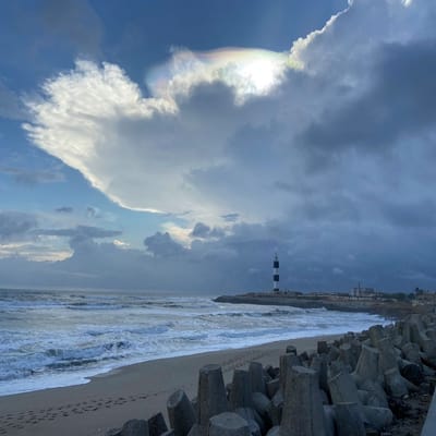 ઉનાળા દિવસો તેમાં પણ મે માસમાં તાપમાનનો પારો  મહાનગરોમાં 40ડીગ્રીની આસપાસ રહે છે. ત્યારે ઉનાળા વેકેશનમાં ફરવા માટે સૌરાષ્ટ્રના દરીયા કિનારે પ્રવાસીઓની પસંદગી વધી છે. તેમાં પણ ખાસ કરીને શુક્ર, શનિ અને રવિવારે પ્રવાસીઓની સંખ્યામાં વધારે હોય છે. 