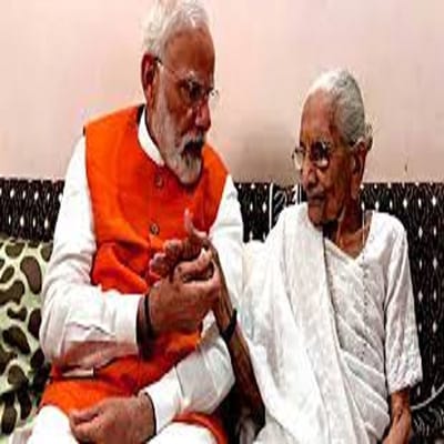  વડાપ્રધાન નરેન્દ્ર મોદીના પિતાનું નામ દામોદરદાસ મોદી અને માતાનું નામ હિરાબેન છે અને તેમની પત્નીનું નામ જશોદાબેન છે. નરેન્દ્ર મોદીના 4 ભાઈ અને 1 બહેન છે. સોમભાઇ, અમૃતભાઇ , પ્રહલાદભાઇ, વસંતીબેન અને પંકજભાઇ.