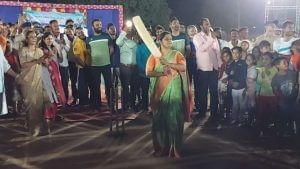 Chhotaudepur: આદિજાતી વિકાસ મંત્રી નિમિષાબેન સુથારની ફટકાબાજી, ક્રિકેટ ગ્રાઉન્ડ ઉપર બેટિંગ બોલિંગ પર હાથ અજમાવ્યો