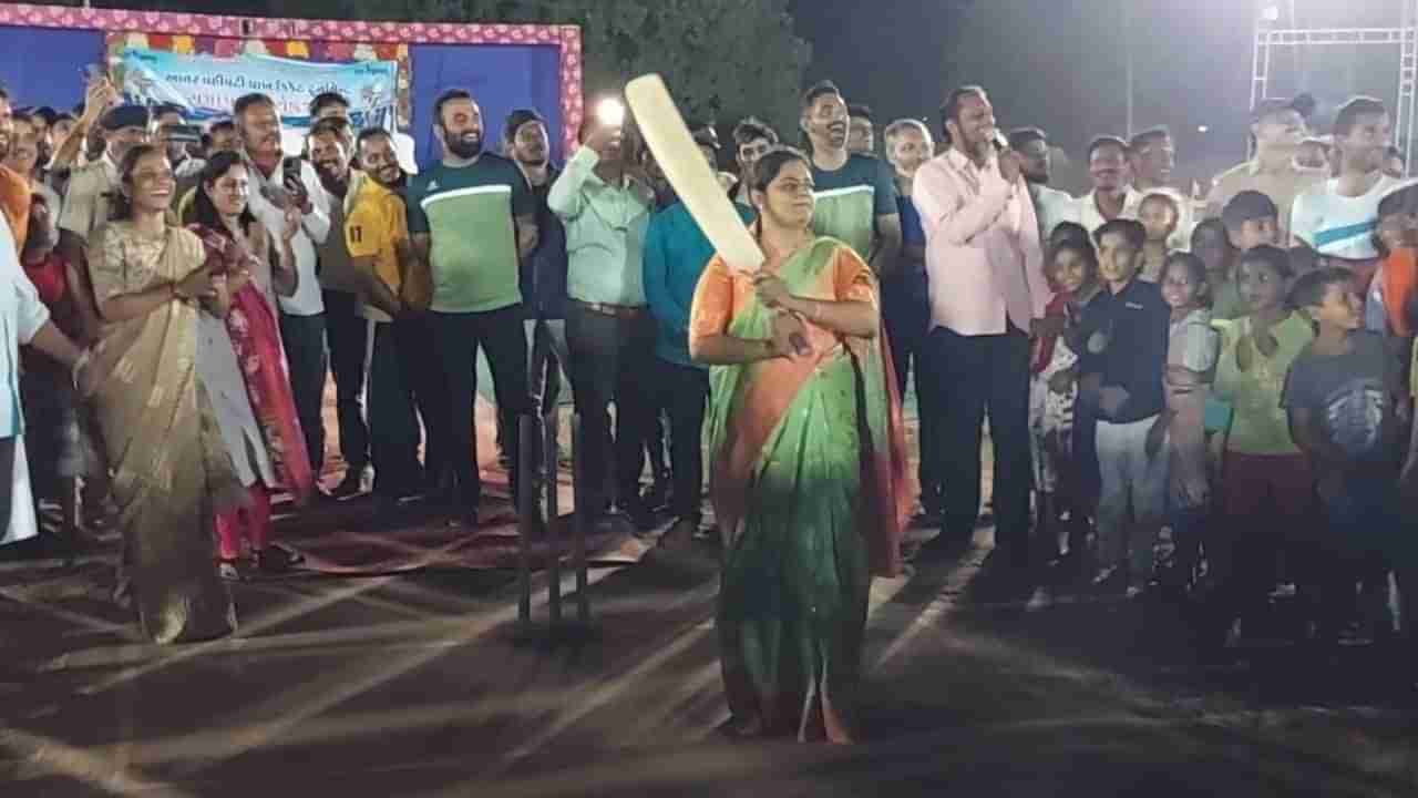 Chhotaudepur: આદિજાતી વિકાસ મંત્રી નિમિષાબેન સુથારની ફટકાબાજી, ક્રિકેટ ગ્રાઉન્ડ ઉપર બેટિંગ બોલિંગ પર હાથ અજમાવ્યો