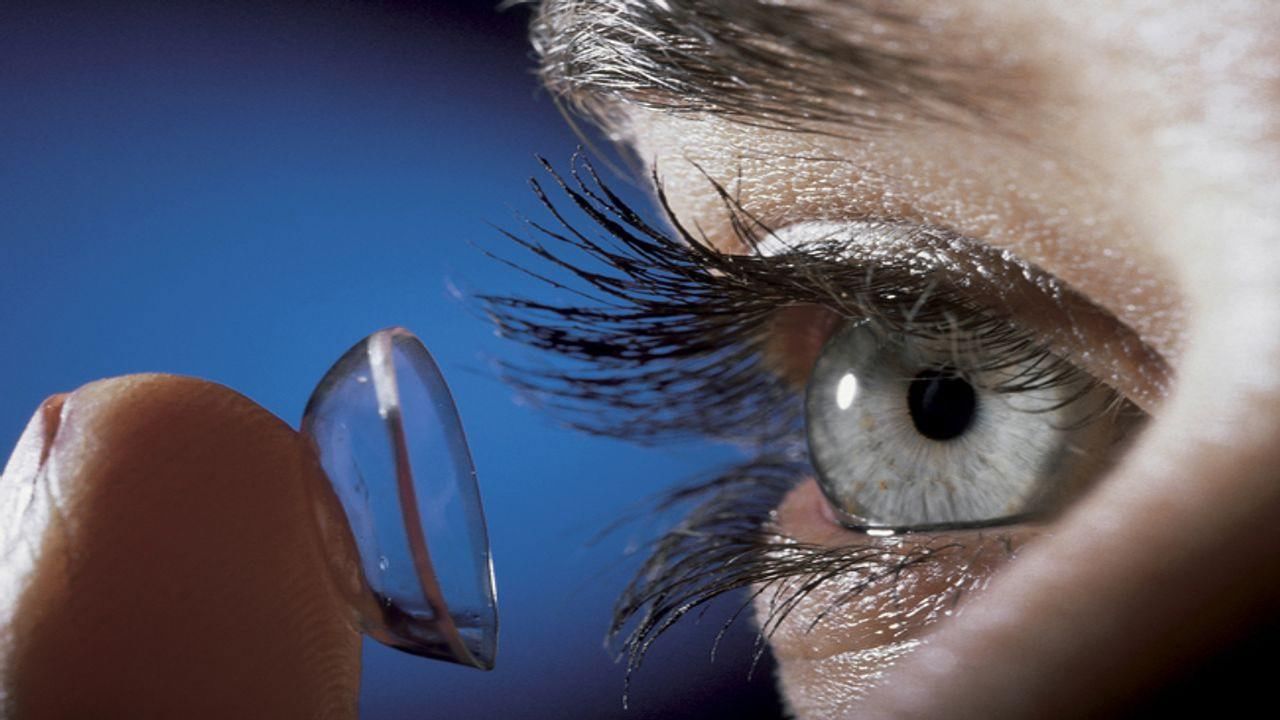 Eye Care : કોન્ટેક્ટ લેન્સ પહેરનારા આ આર્ટિકલ ખાસ વાંચે, કેવી રીતે લેન્સથી થઇ શકે છે કોર્નિયલ અલ્સરનો રોગ