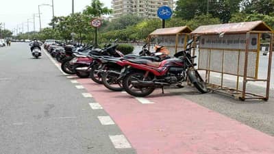 Surat : કોર્પોરેશનના સાઇકલ ટ્રેક બન્યા ટુ વ્હીલર વાહનો માટે પાર્કિંગ પ્લેસ