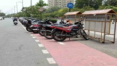 Surat : કોર્પોરેશનના સાઇકલ ટ્રેક બન્યા ટુ વ્હીલર વાહનો માટે પાર્કિંગ પ્લેસ