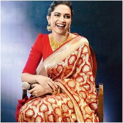 લાલ બનારસી સાડી - વટ સાવિત્રી જેવા ખાસ પ્રસંગ માટે તમે બનારસી સાડી પહેરી શકો છો. આ દિવસે તમે લાલ રંગની બનારસી સાડી પહેરી શકો છો. આ રંગને પહેરવો ખૂબ જ શુભ માનવામાં આવે છે. તેને દેવી લક્ષ્મીનું પ્રતિક માનવામાં આવે છે.